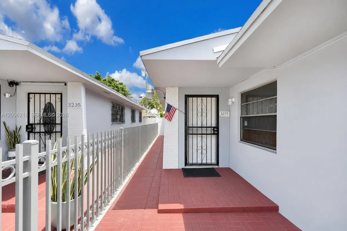 3233 SW 25th St #2, Miami: photo 1 of 23