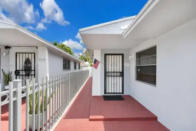 3233 SW 25th St #2, Miami: photo 1 of 23