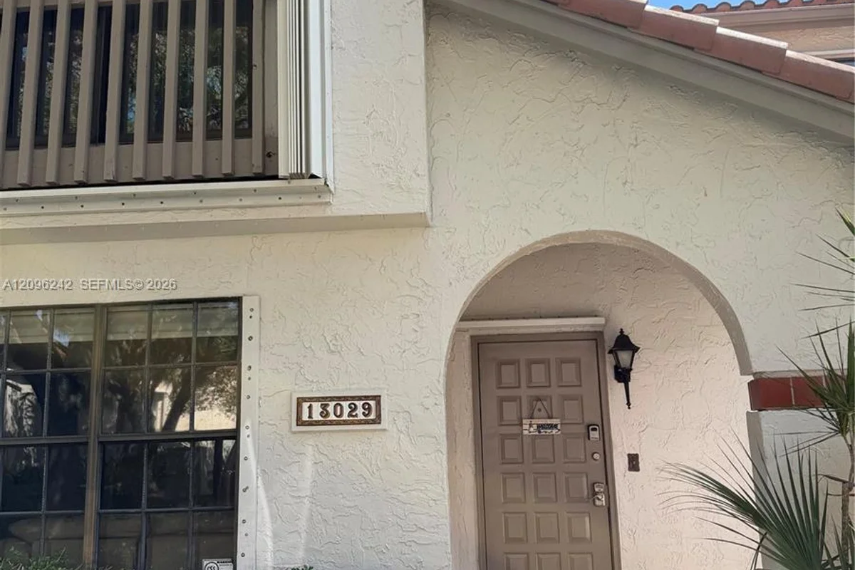 13029 SW 95th Ave, Miami: photo 1 of 2