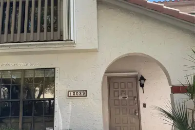 13029 SW 95th Ave, Miami: photo 1 of 2