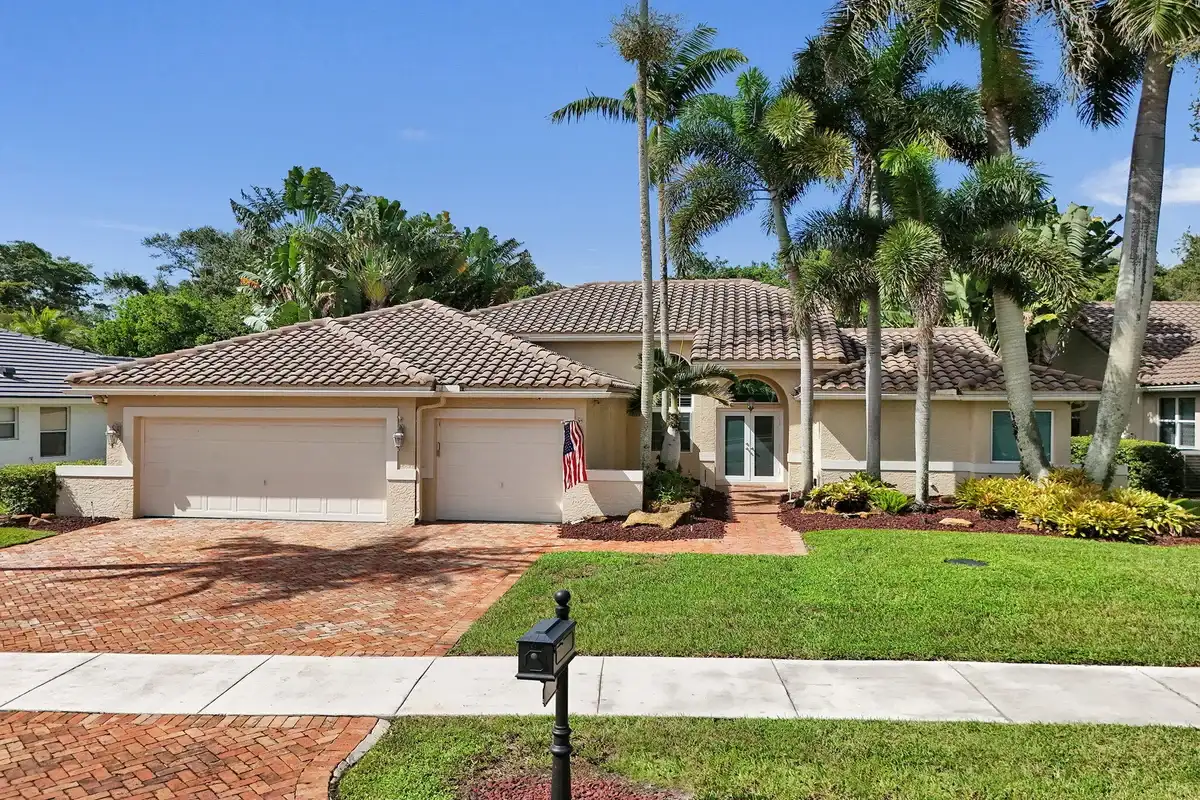 9645 E Tree Tops Ct, Davie: photo 1 of 46