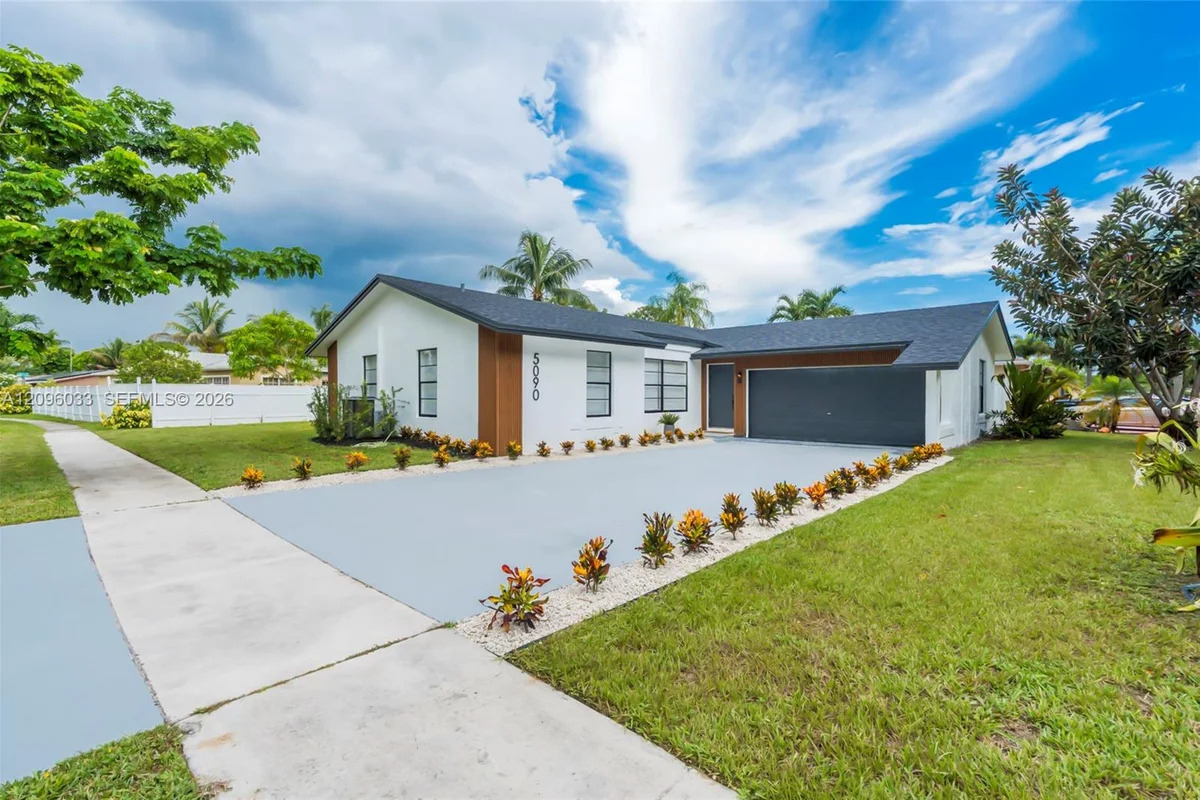 5090 SW 11th St, Margate: photo 1 of 8