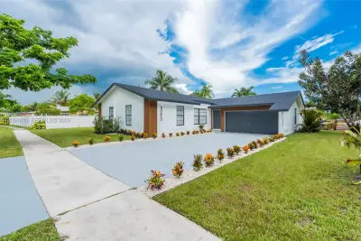 5090 SW 11th St, Margate: photo 1 of 8