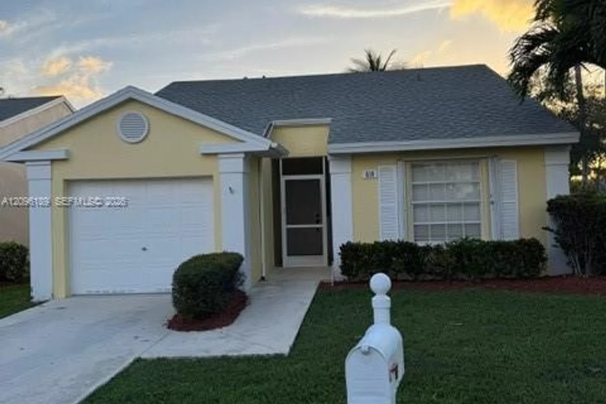 610 SE 22nd Ln, Homestead: photo 1 of 33