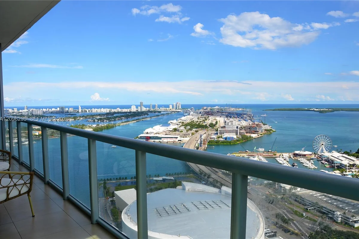 888 Biscayne Blvd #4701, Miami: photo 1 of 38