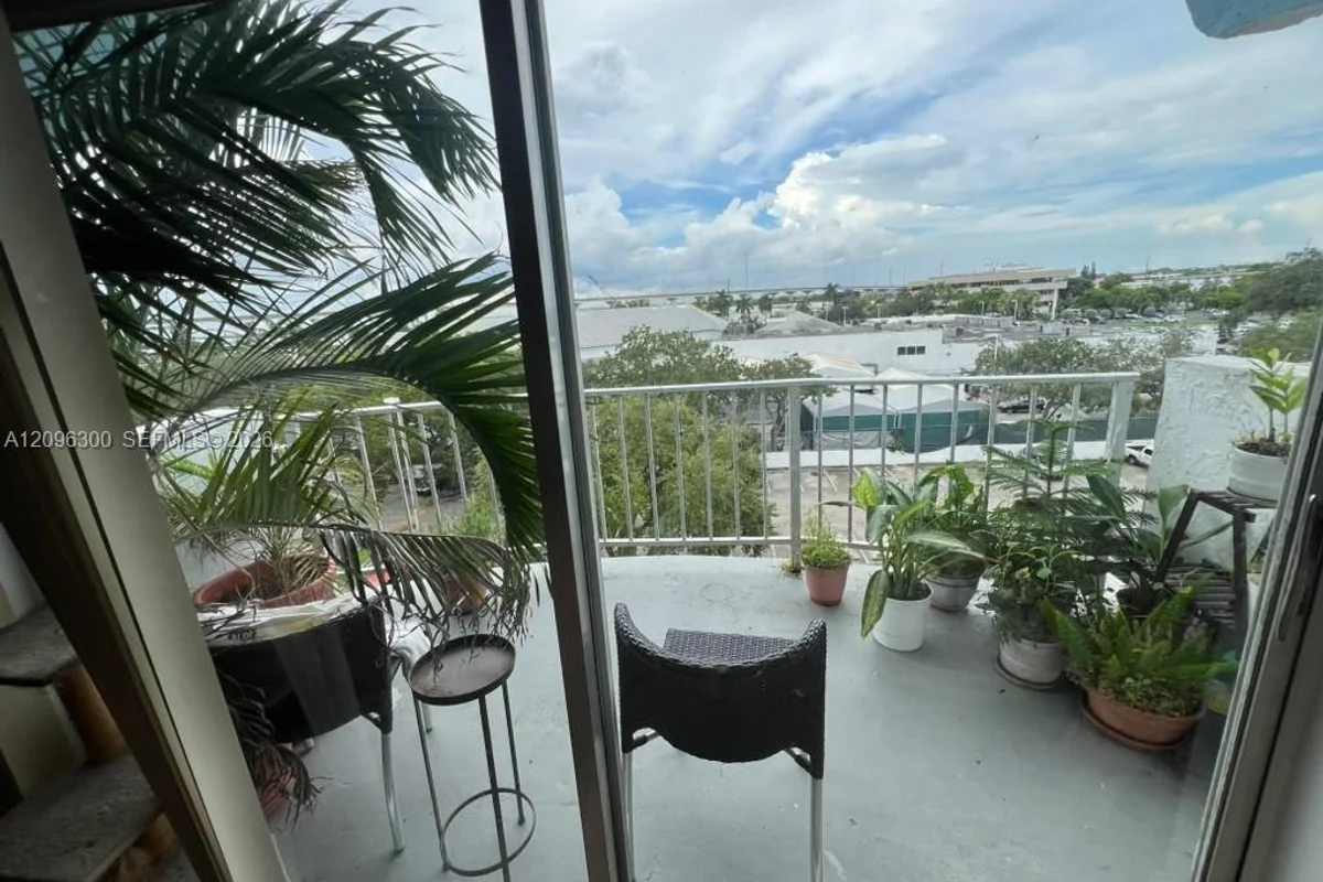 486 NW 165th St Rd #B-603, Miami: photo 1 of 26