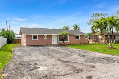 816 NE 22nd St, Belle Glade: photo 1 of 23