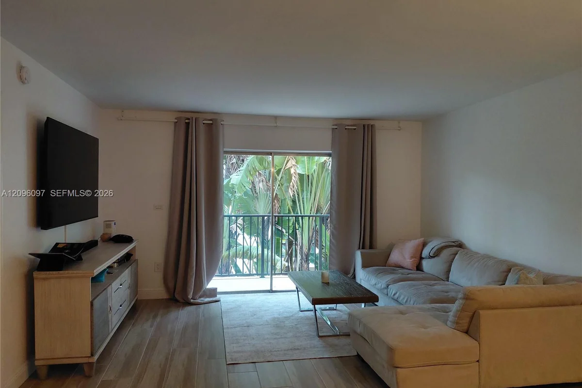 2640 NE 135th St #218, North Miami: photo 1 of 22