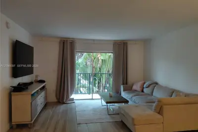 2640 NE 135th St #218, North Miami: photo 1 of 22