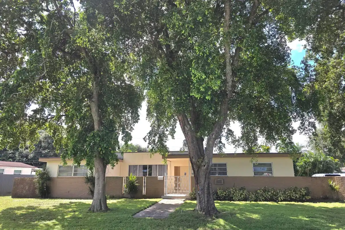 6840 SW 16th St, Pembroke Pines: photo 1 of 33