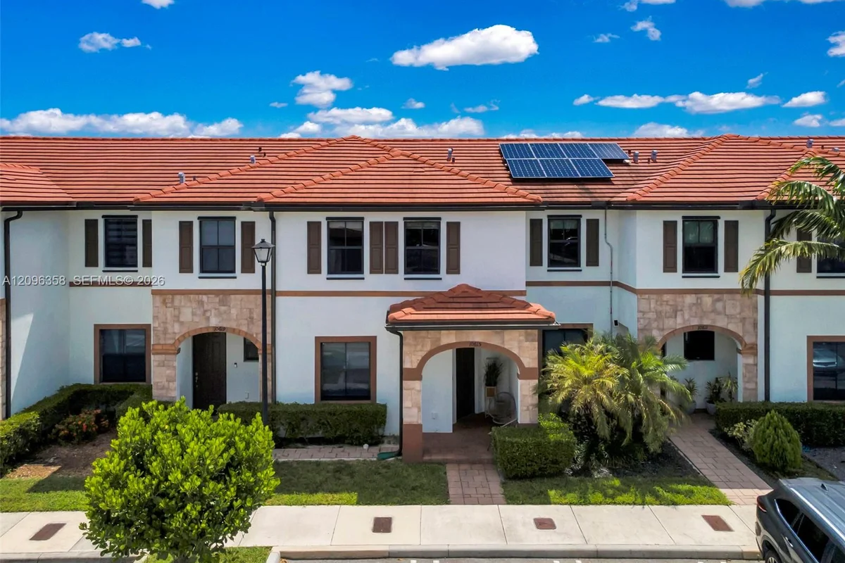 10615 W 34th Ct, Hialeah: photo 1 of 50