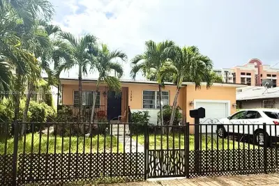 1388 NW 55 St, Miami: photo 1 of 14