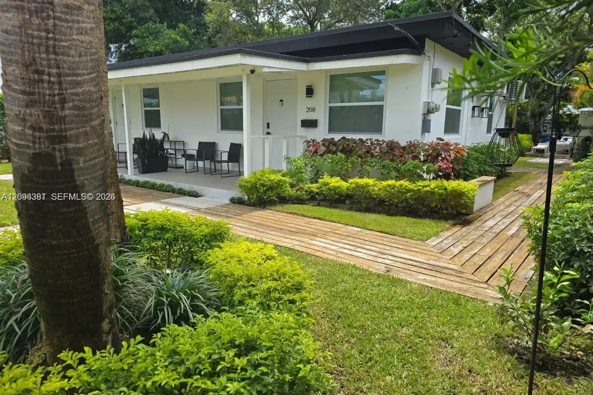 208 SE 4th St #1-2, Hallandale Beach: photo 1 of 9