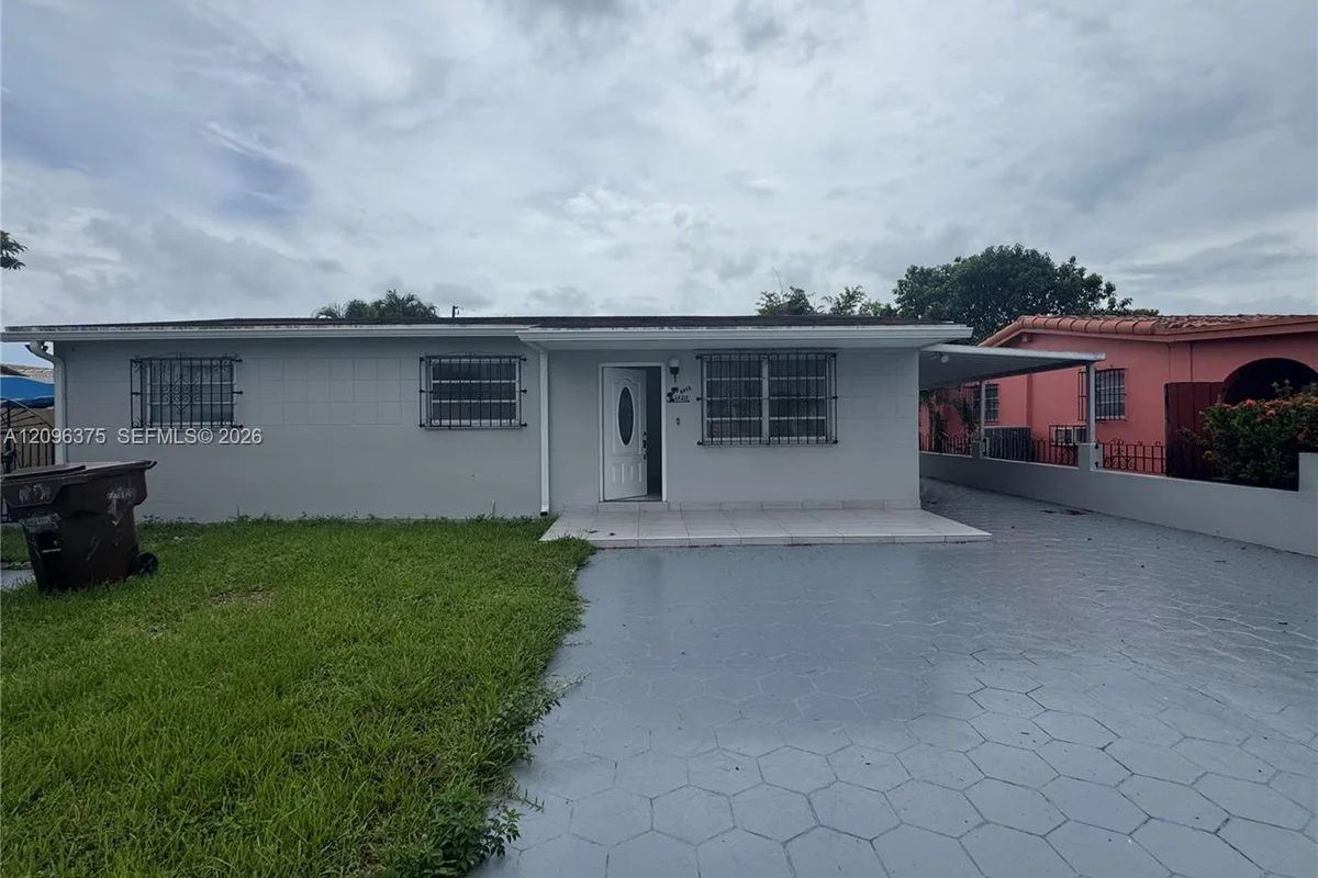1320 W 37th St, Hialeah: photo 1 of 9