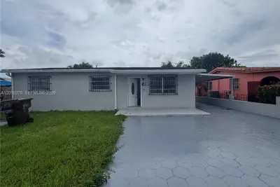 1320 W 37th St, Hialeah: photo 1 of 9