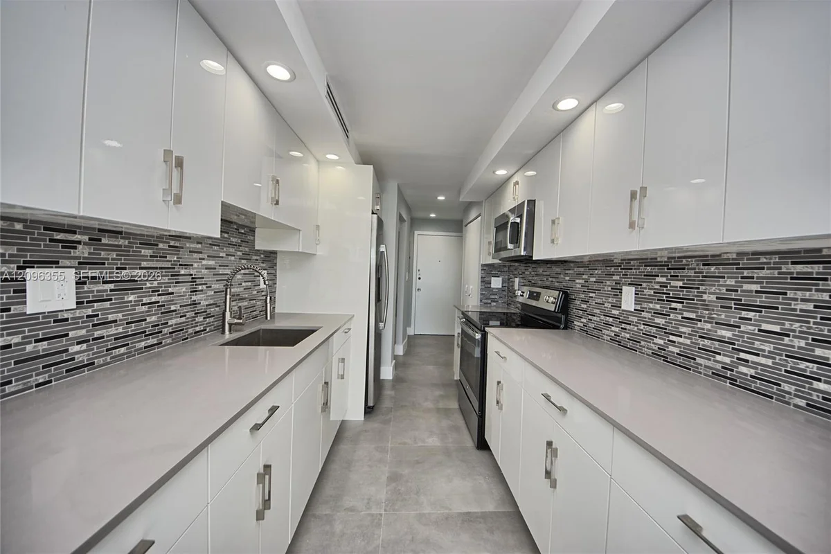 1660 NE 191st St #309-1, Miami: photo 1 of 21