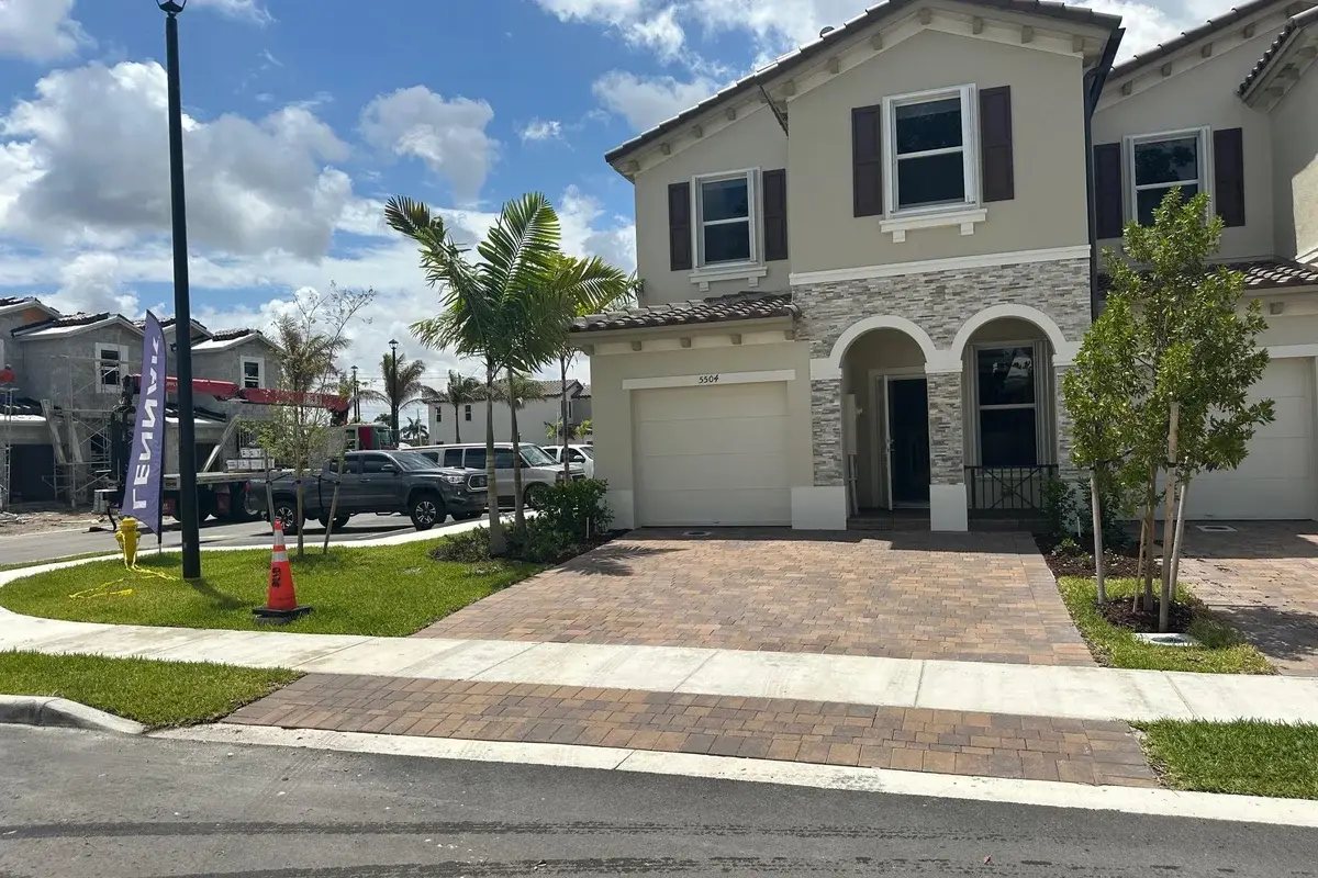 5504 NW 27th Pl, Lauderhill: photo 1 of 15