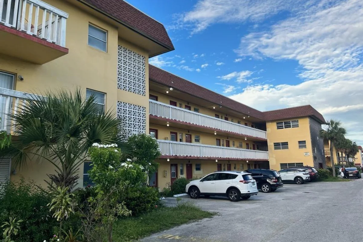 251 NE 187th St #825, Miami: photo 1 of 2