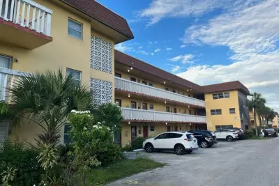 251 NE 187th St #825, Miami: photo 1 of 2