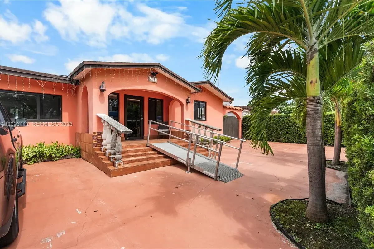 2331 SW 7th St, Miami: photo 1 of 37