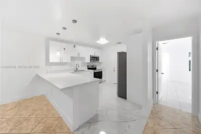 Townhouse in Miami Gardens: photo 1 of 13