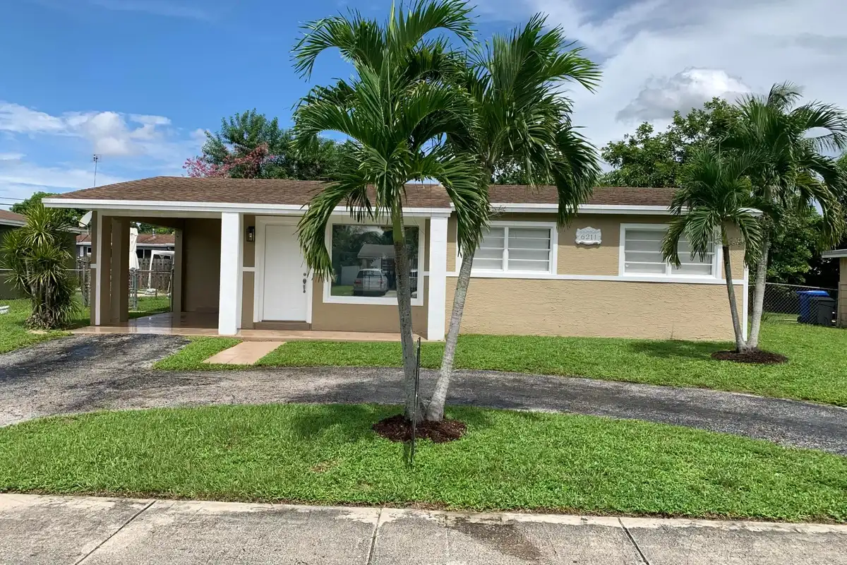 6211 NW 12th St, Sunrise: photo 1 of 34