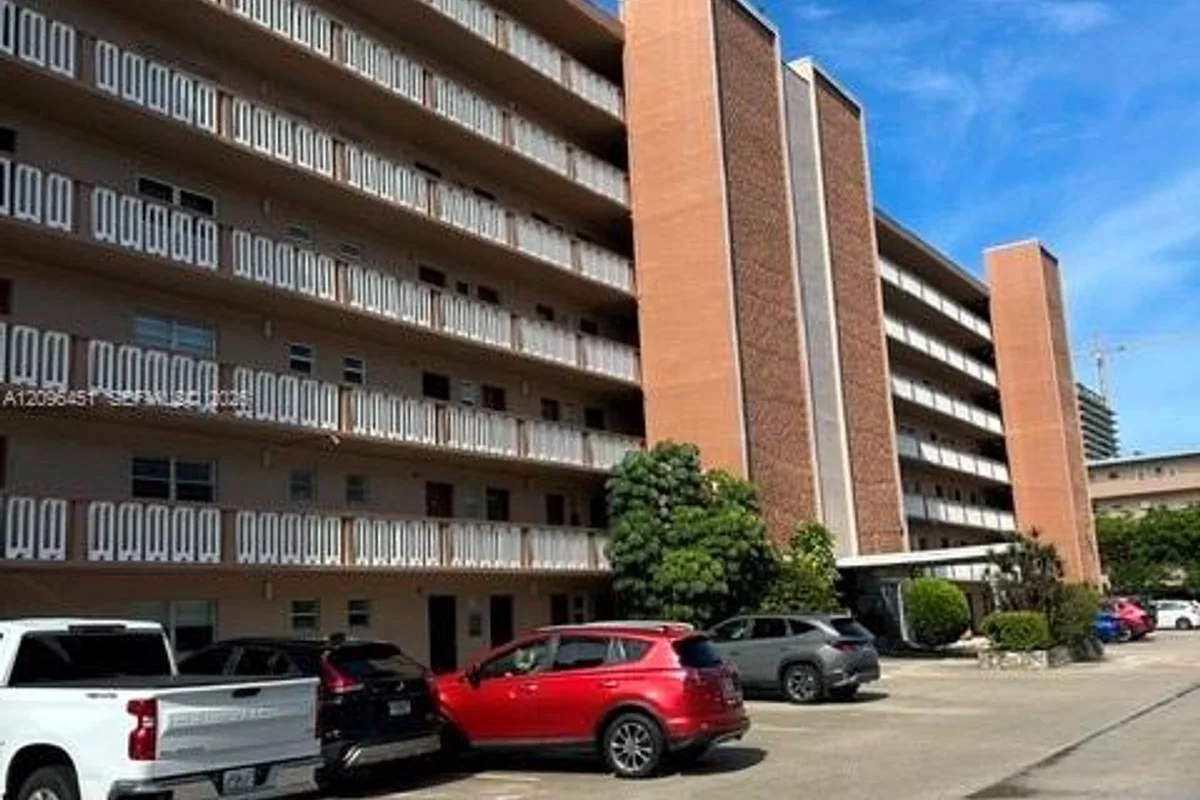 Condo in Hallandale Beach: photo 1 of 15