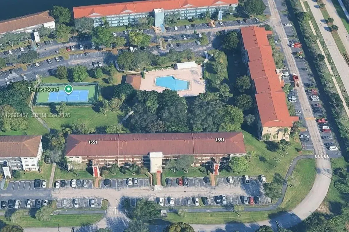 Condo in Pembroke Pines: photo 1 of 24