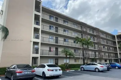 7840 NW 50 #401, Lauderhill: photo 1 of 2