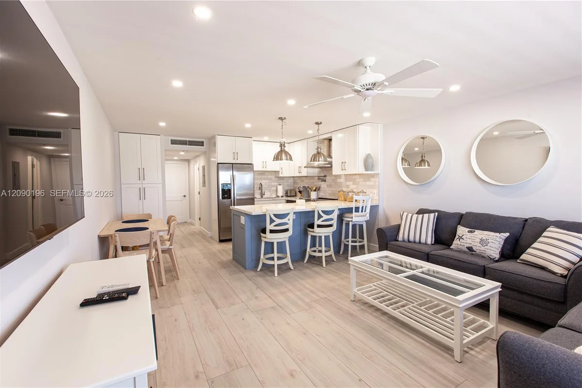 300 Oregon St #204, Hollywood: photo 1 of 20