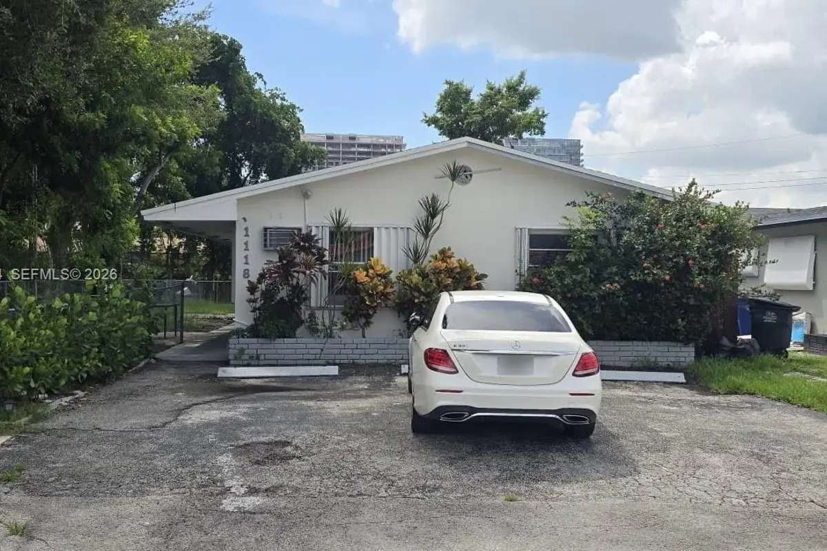 1118 NE 2nd Ct #1, Hallandale Beach: photo 1 of 14