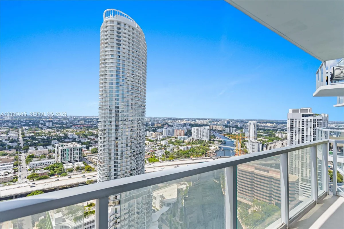 185 SW 7th St #3600, Miami: photo 1 of 38