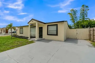 2121 SW 46th Ave, Fort Lauderdale: photo 1 of 23