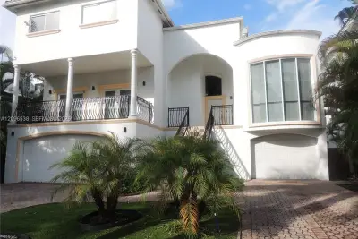3525 E Fairview St, Miami: photo 1 of 9