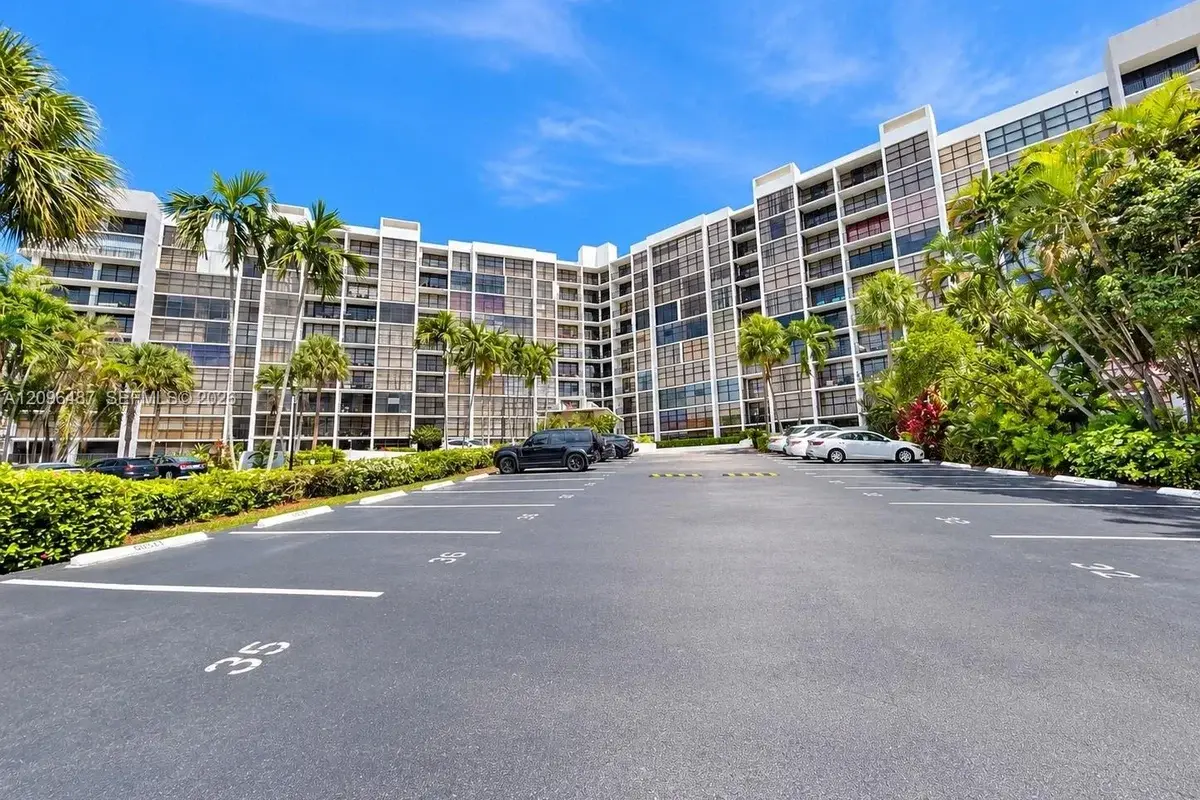 600 Parkview Dr #206, Hallandale Beach: photo 1 of 16