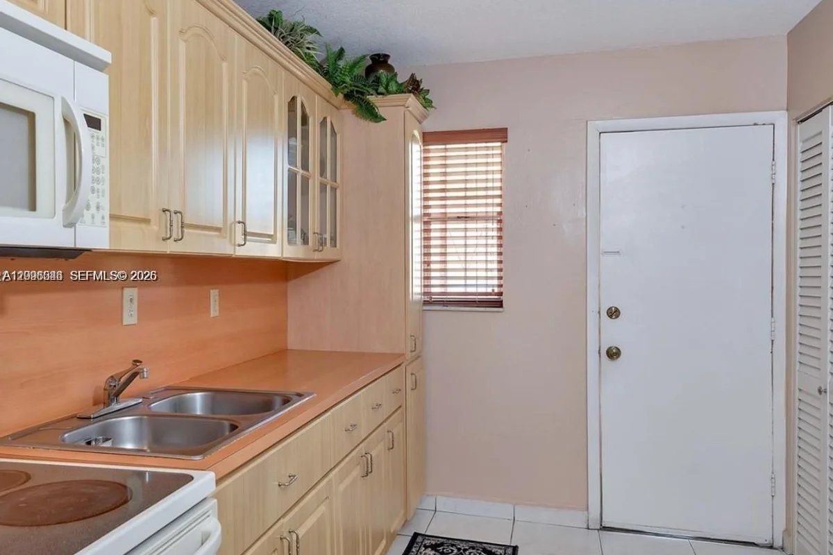 1900 W 54th St #307, Hialeah: photo 1 of 1