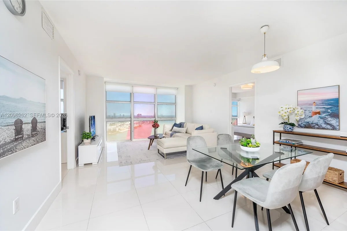 50 Biscayne Blvd #3906, Miami: photo 1 of 24
