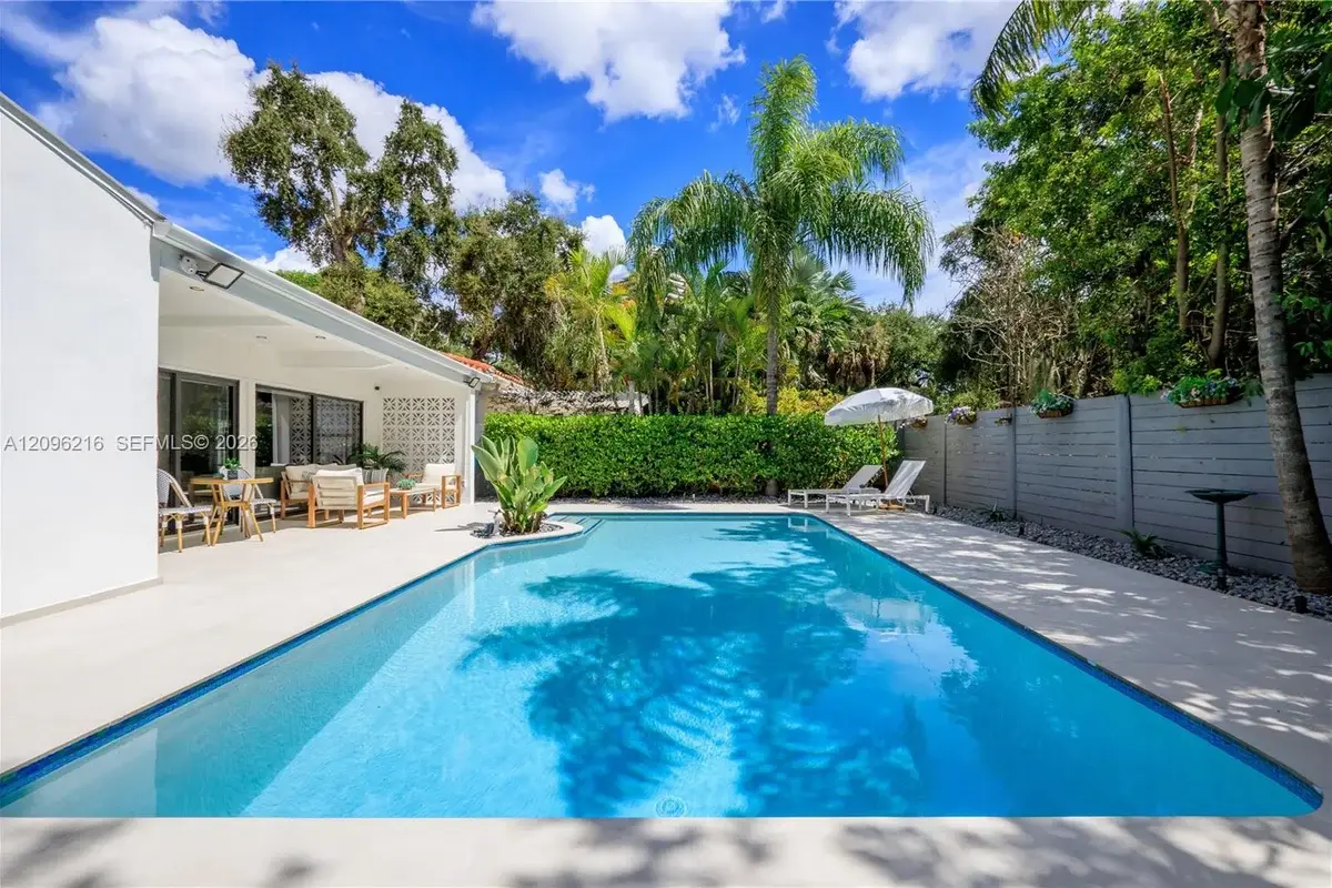 696 NE 67th St, Miami: photo 1 of 31