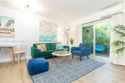 735 NE 15th St #3, Fort Lauderdale: photo 1 of 37