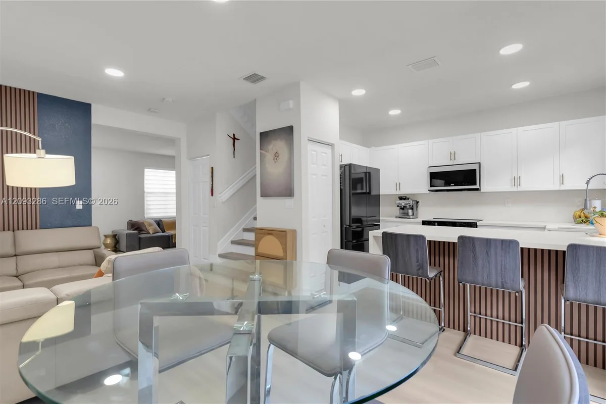 11127 W 32nd Ln, Hialeah: photo 1 of 47