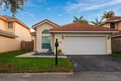 6952 NW 27th Ct, Margate: photo 1 of 35