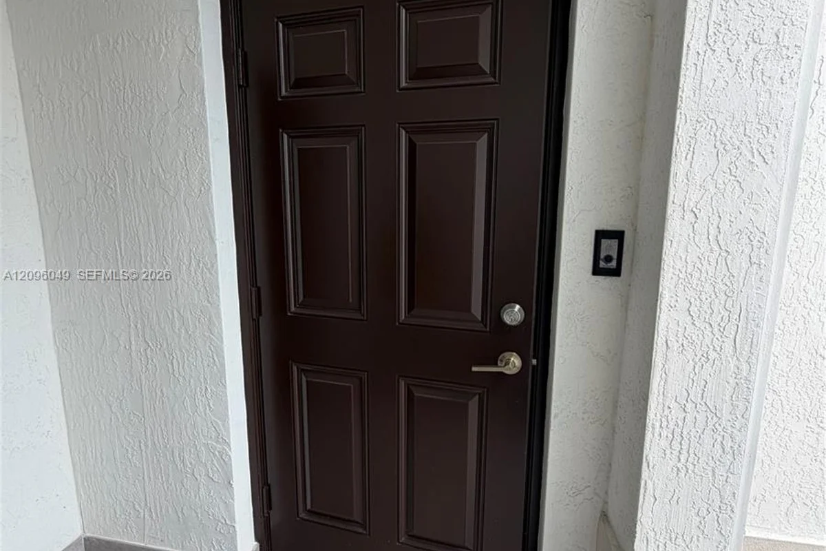 12829 SW 228th St, Miami: photo 1 of 5