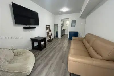 628 SW 21st Ave #1, Miami: photo 1 of 11