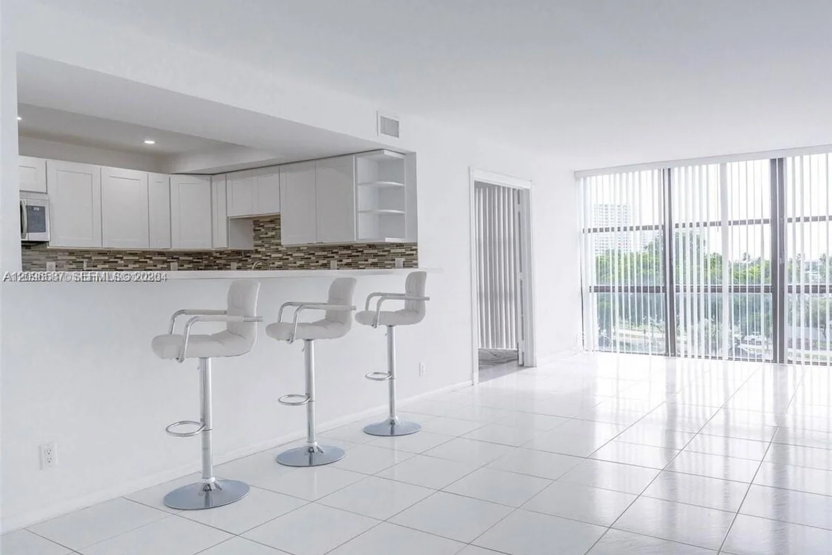 1000 Parkview Dr #501, Hallandale Beach: photo 1 of 30