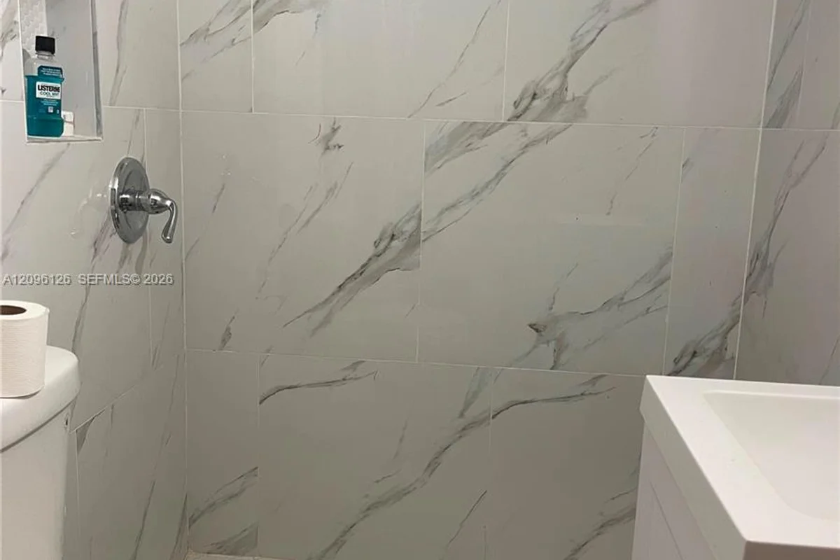 451 SE 8th St, Homestead: photo 1 of 12