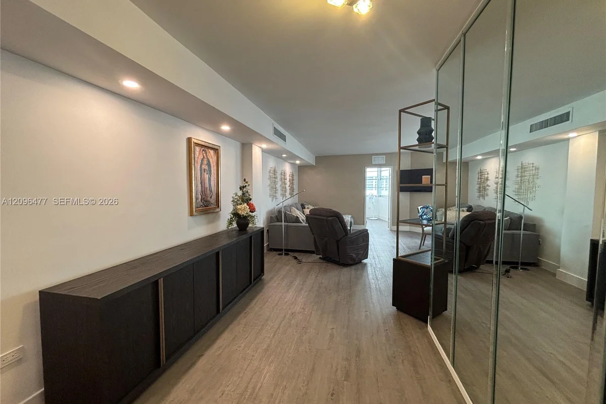 905 Brickell Bay Dr #1124, Miami: photo 1 of 40