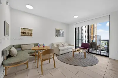 159 NE 6th St #3603, Miami: photo 1 of 5
