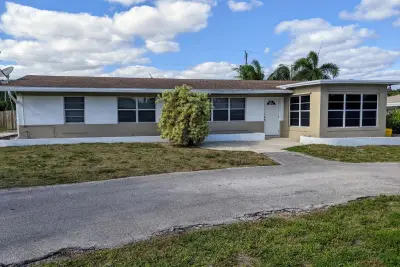 299 NW 12th St, Boca Raton: photo 1 of 14
