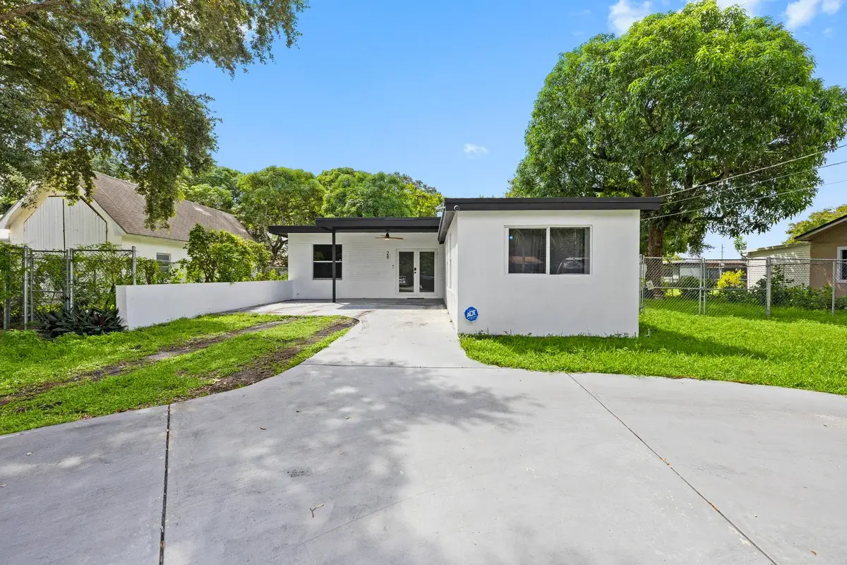 28 NE 165th St, Miami: photo 1 of 25
