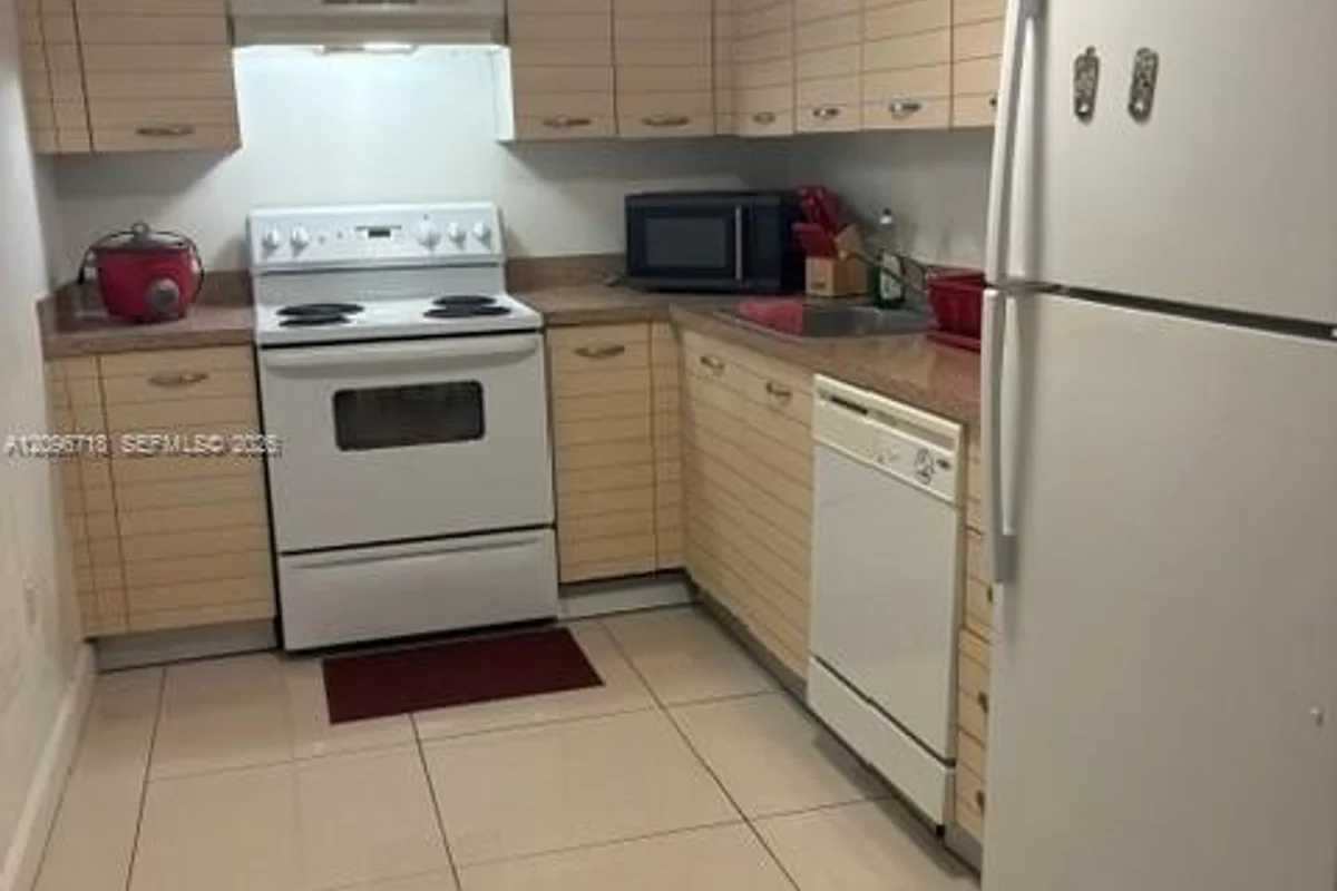 2217 NW 7th St #1202, Miami: photo 1 of 8